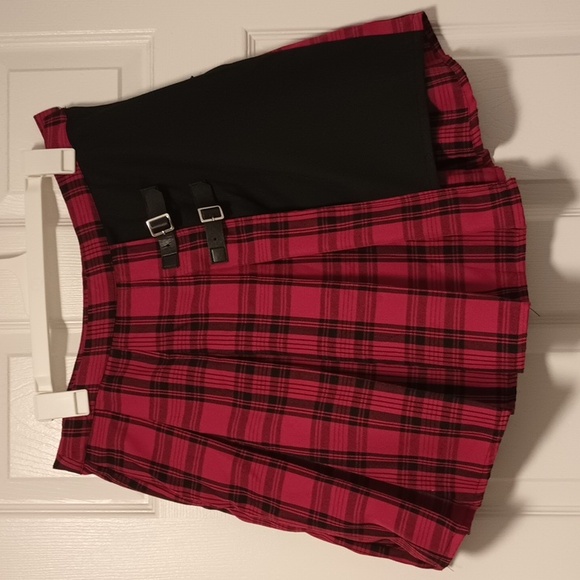 Plaid Skirt with 2 Buckle design - Picture 3 of 5